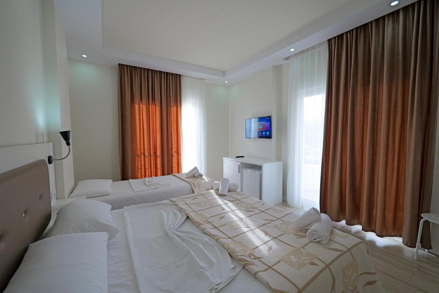 Helia Seaside Hotel Sarandë Exteriör bild