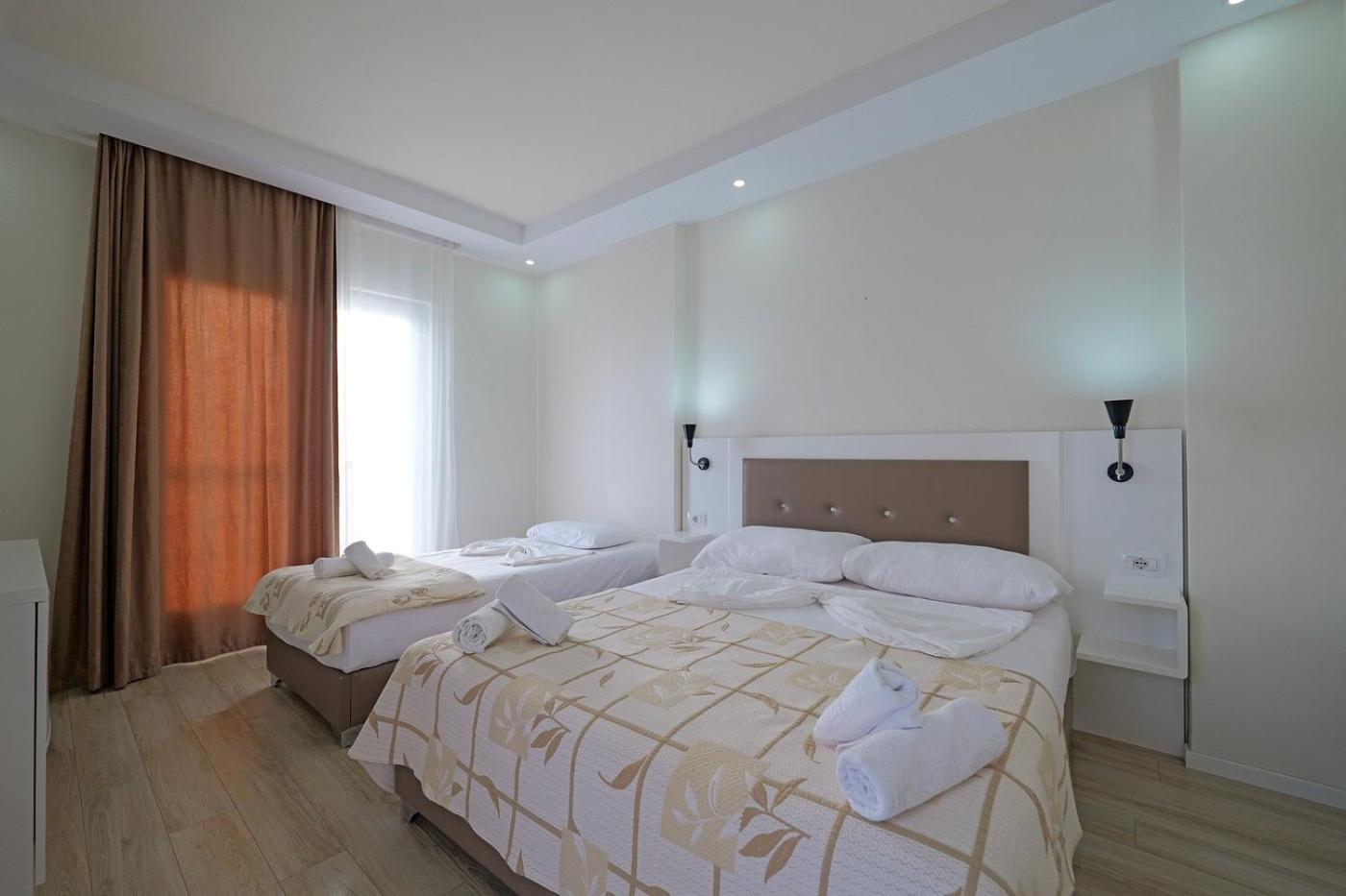Helia Seaside Hotel Sarandë Exteriör bild