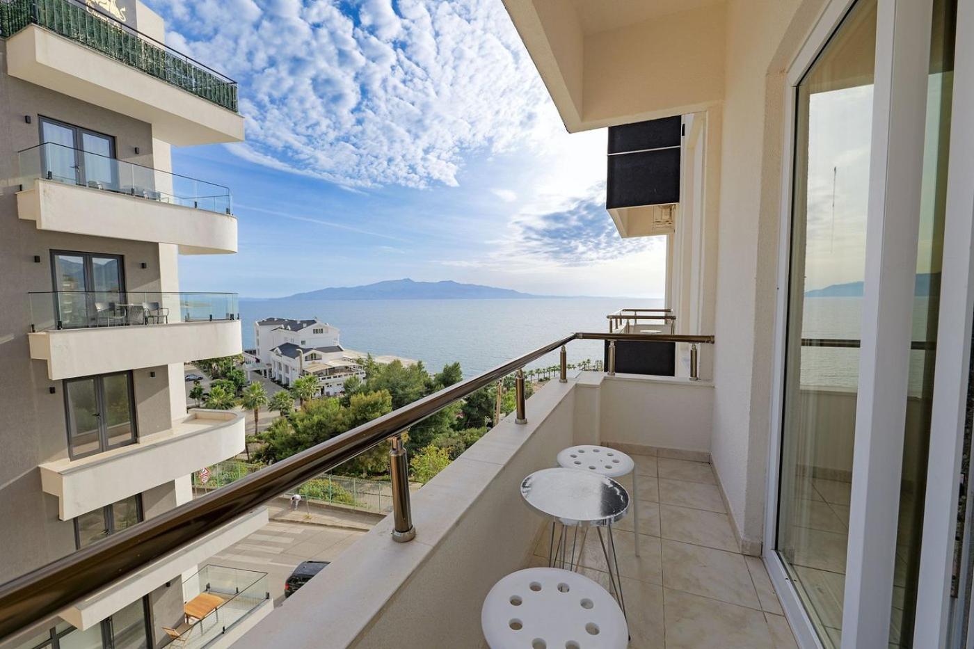 Helia Seaside Hotel Sarandë Exteriör bild