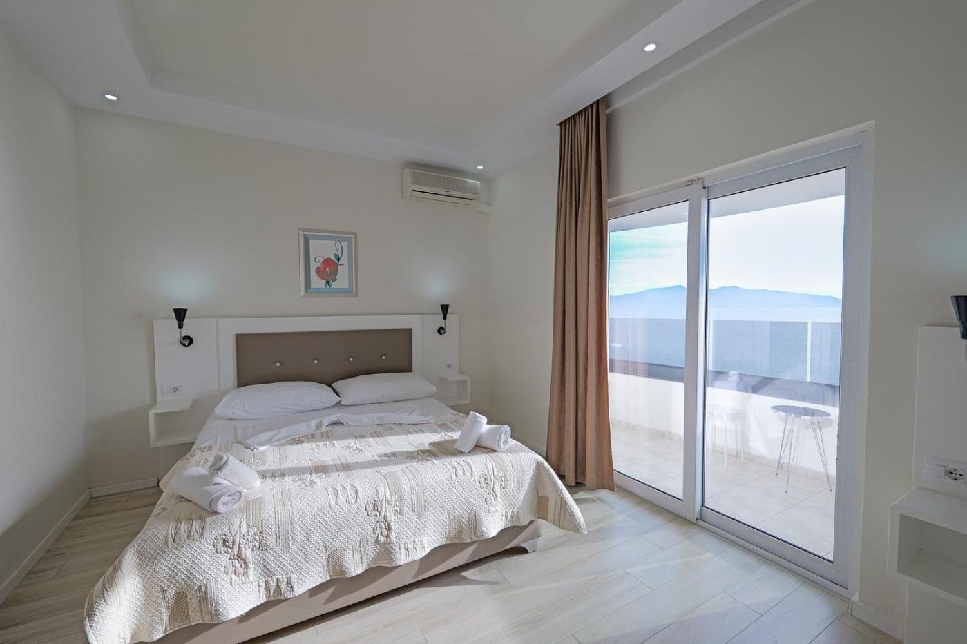 Helia Seaside Hotel Sarandë Exteriör bild