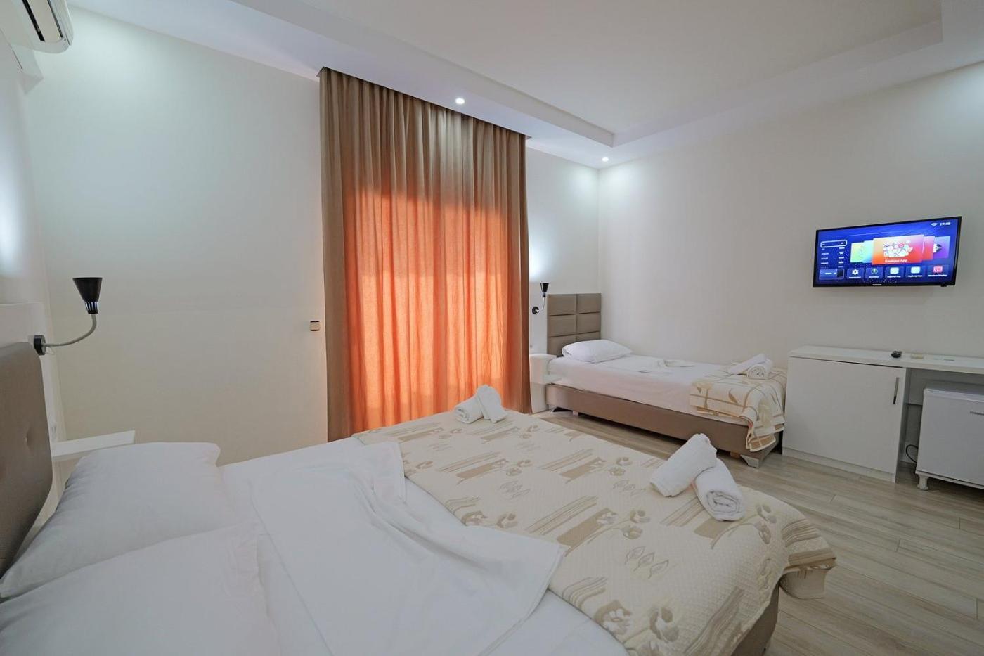 Helia Seaside Hotel Sarandë Exteriör bild