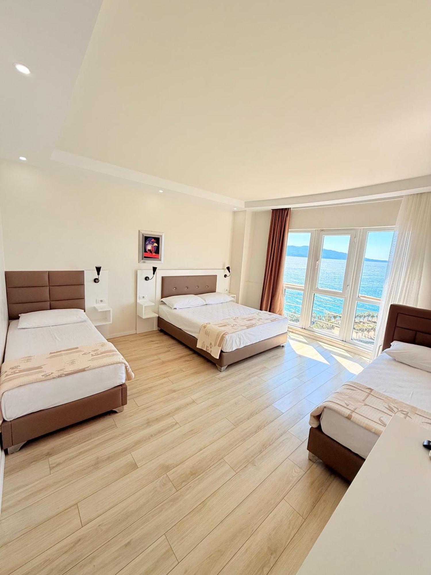 Helia Seaside Hotel Sarandë Exteriör bild
