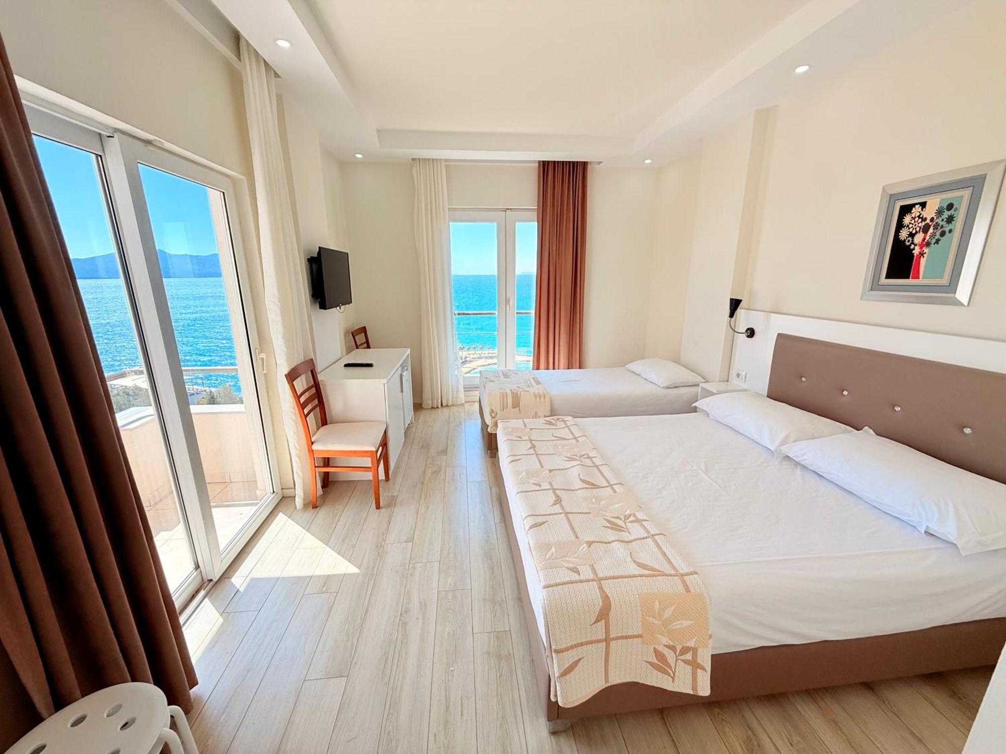 Helia Seaside Hotel Sarandë Exteriör bild