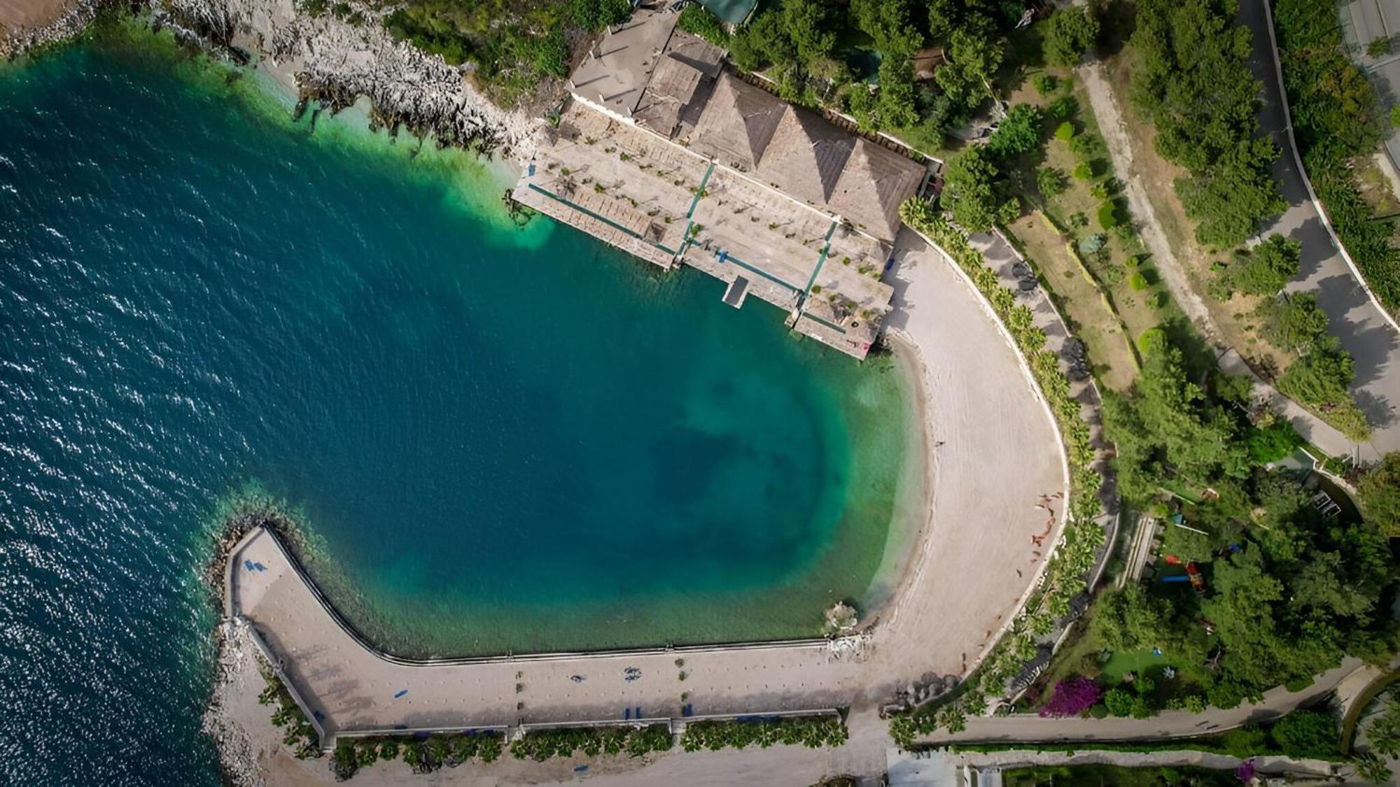 Helia Seaside Hotel Sarandë Exteriör bild