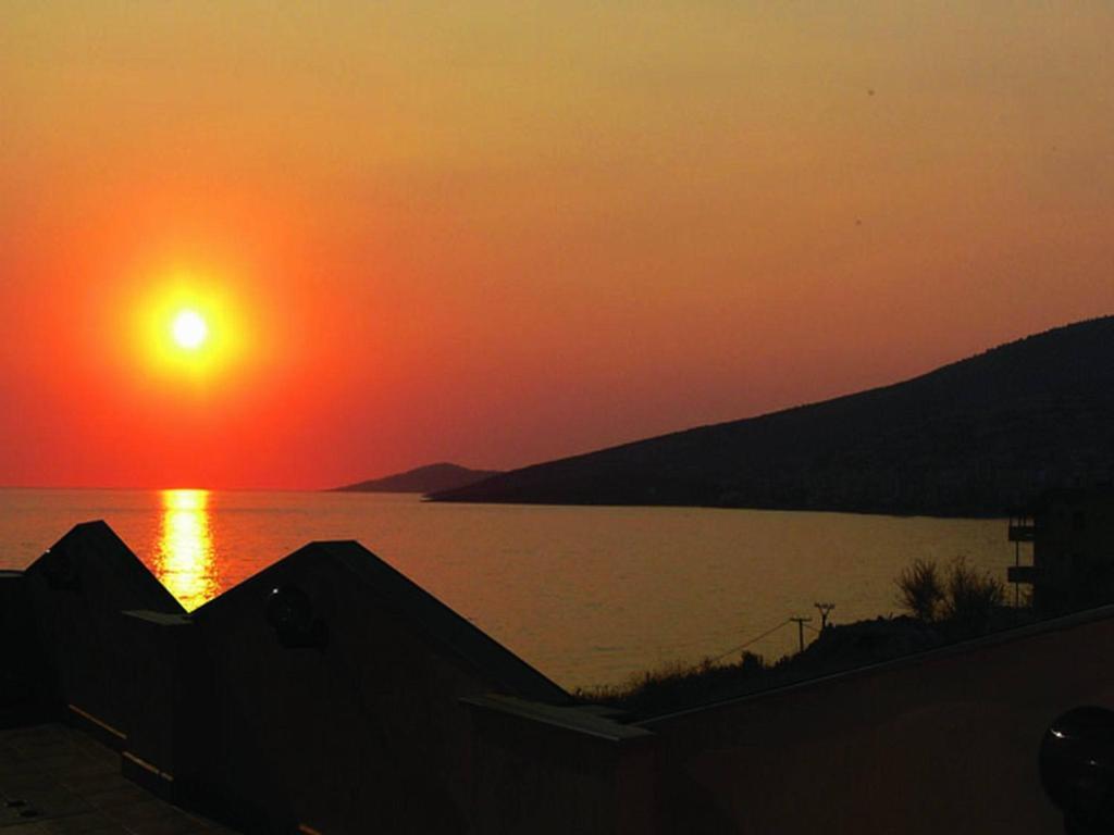 Helia Seaside Hotel Sarandë Exteriör bild