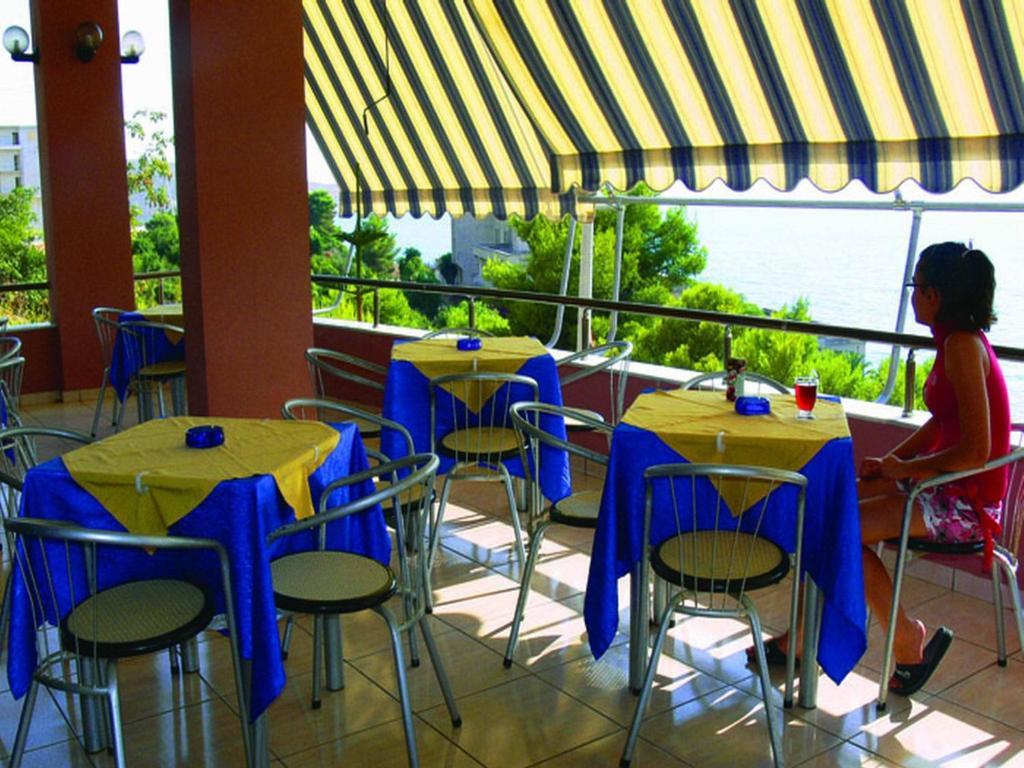 Helia Seaside Hotel Sarandë Exteriör bild